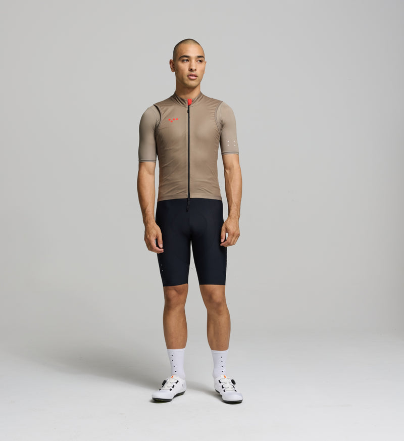 Front view of male cyclist wearing sandstone Classic LITE Gilet – minimalist fit with SAB two-way zip and wind-blocking construction for early morning commutes and rides.
