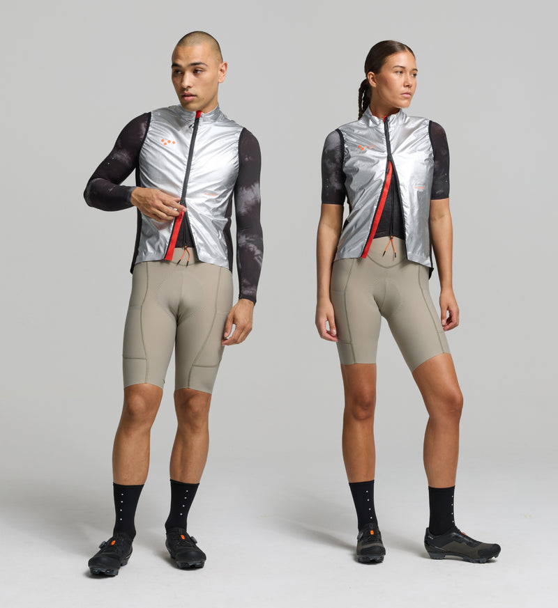 Front view of cyclist wearing aluminum ON_OFF SafetySHELL Gilet – brushed collar and mesh side panels for comfort and breathability