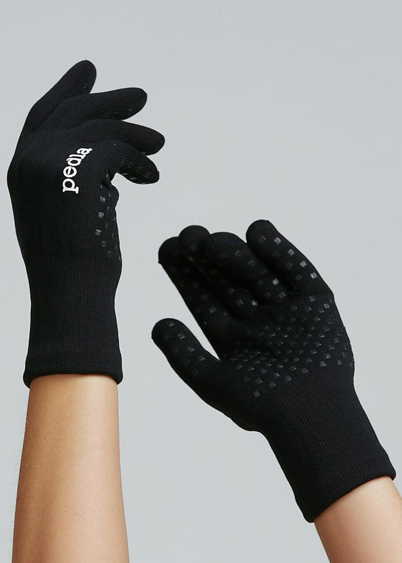 Core / AquaSHIELD Gloves - Black. Wind, rain & cold protection. Breathable, close-fitting stretch fabric. Added grip. Size: One size fits most.