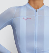 Close-up of the Women's Air Long Sleeve Jersey in Sky, detailing the seamless stretch bonding and low-profile collar for enhanced comfort and style