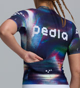 Pedla Colour Wheel Women's Classic Jersey Motion Navy - Designed as your go-to cycling jersey for any ride, the Classic Cycling Jersey combines performance, comfort, and style in one essential piece. Whether you're riding long distances or enjoying a casual bike ride, this jersey offers a perfect fit and reliable performance in all conditions.