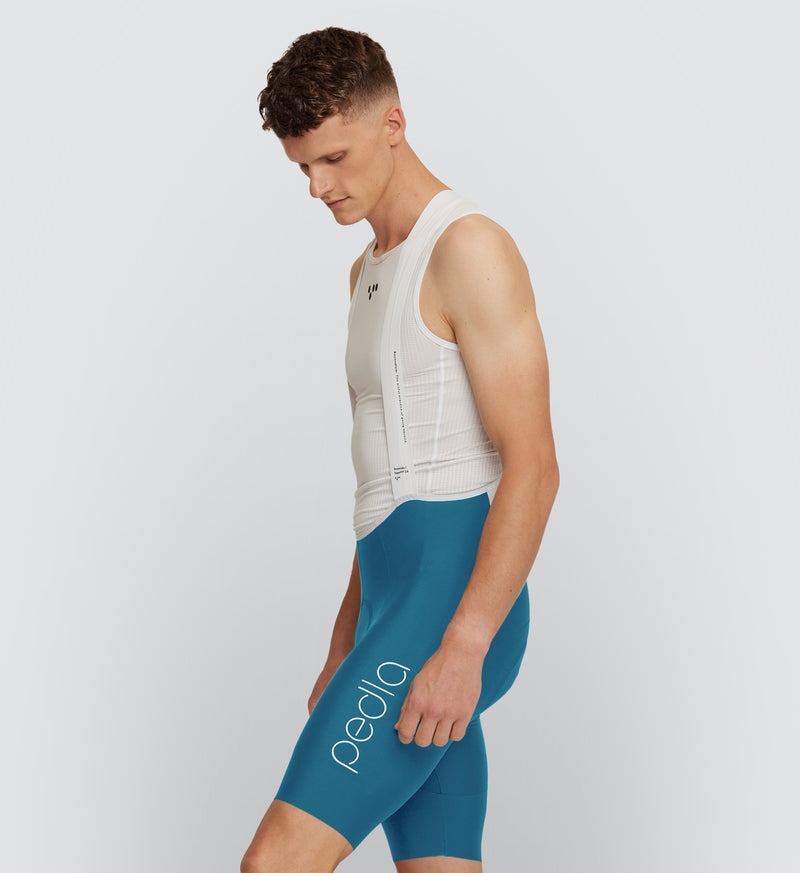 Side view of Men’s SuperFit 2.0 Bib Shorts in Slate - Seamless cuff and moisture-wicking fabric