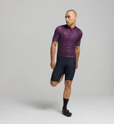 Front view of male cyclist in aubergine Classic LITE Gilet – clean-cut fit with SAB two-way zipper, wind-blocking front, and reflective detailing for all-weather versatility.
