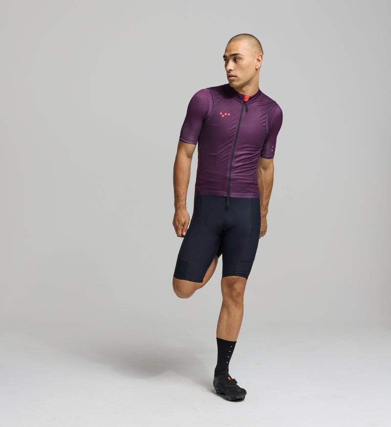 Front view of male cyclist in aubergine Classic LITE Gilet – clean-cut fit with SAB two-way zipper, wind-blocking front, and reflective detailing for all-weather versatility.