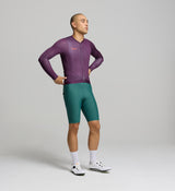 Side profile of aubergine men’s long sleeve jersey – contoured fit with high-stretch technical fabric and ventilation zones for sun protection and summer cycling comfort.