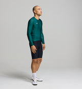 Side profile of pine men’s long sleeve cycling jersey – form-fitting design with side ventilation panels and flexible fabric ideal for endurance or casual riding.