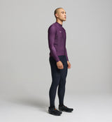 Side profile of aubergine men’s long sleeve jersey – streamlined silhouette with thermal fabric, fast-drying fibres, and natural stretch for cold-weather comfort on the bike.