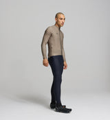 Side profile of sandstone men’s long sleeve cycling jersey – thermal fabric with fast-drying, breathable fibres and a streamlined silhouette for on-bike comfort in winter conditions.
