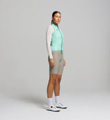 Side profile of mint women’s lightweight cycling vest – featuring breathable mesh back panel, elasticated armholes, and streamlined cut for comfort across summer, spring, and winter layers.