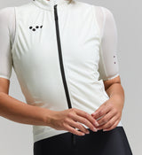 Close-up of technical fabric and pocket construction – breathable recycled material, 2.5CM silicone hem gripper, and smooth zipper finish designed for real-world performance on every ride.