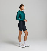 Side profile of pine long sleeve women’s jersey – streamlined design with side ventilation panels, four-way stretch material, and soft silicone hem gripper for stay-put comfort.