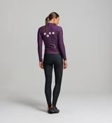 Back of thermal cycling jersey in aubergine – featuring four-pocket system with side-wrap access, reflective detailing, and hem gripper for secure fit during long winter rides.