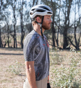 Side view of men’s chrome gravel jersey – high-stretch technical fabric and ergonomic sleeves for comfort on mixed-terrain cycling