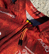 Close-up of hydration hose channel and seamless bonded finish – technical cycling jersey made for gravel terrain and rugged exploration