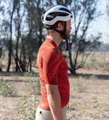 Side profile of men’s desert gravel jersey – high-stretch technical fabric and ergonomic sleeves designed for off-road cycling endurance
