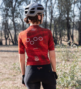 Back of women’s gravel cycling jersey – reflective details and storage pockets built for long-distance rides at Gravel Muster