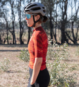 Side view of women’s desert SuperSYSTEM gravel jersey – ergonomic sleeve design and stretch fabric for all-day comfort on off-road rides