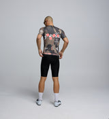 Back view of the jersey featuring triple rear pockets, reflective branding, and sustainable microfibre fabric detail.