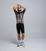 Front view of male cyclist in Dusty Training Jersey, highlighting low-profile collar, contoured cut, and extended sleeves.