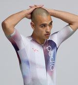 Close-up of AeroPRISMA bonded sleeve fabric and underarm mesh ventilation on the Men's Pursuit 2.0 Cycling Jersey – AirFoils White, emphasizing advanced aerodynamics and breathability.