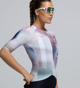 Zoomed-in view of the AeroPRISMA sleeve and mesh underarm panel on the Pursuit 2.0 Jersey – AirFoils White, showcasing high-end Italian materials and welded seam finish for frictionless speed.