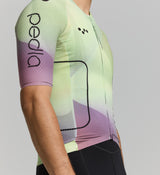 Shear mesh underarm panels for enhanced ventilation and temperature regulation.