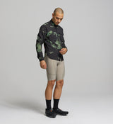 Side profile of green ON_OFF Grid Cargo Shirt – casual cycling shirt with felled seams and freedom of movement for gravel and road cycling