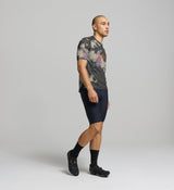 Side profile of ON_OFF light tech tee – short sleeve cycling shirt with high-stretch fabric and hydration tube channel for endurance performance