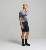 Side profile of men’s light purple cycling jersey – ergonomic sleeve and hydration tube channel for long-distance ride efficiency