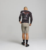Back of men’s SuperSYSTEM long sleeve jersey – reflective details and rear pockets for storage and visibility on extended rides