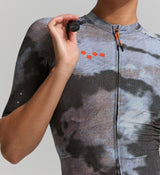 Close-up of hydration tube channel and seamless bonded construction – technical long sleeve cycling jersey for hot conditions and endurance riding