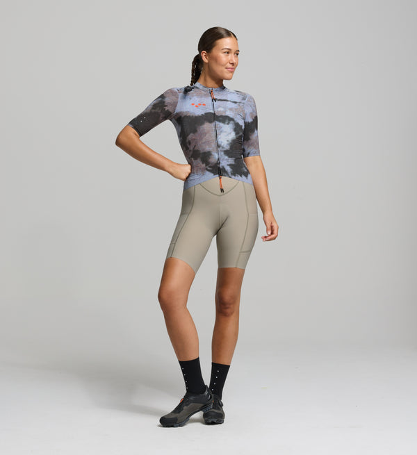 Front view of female cyclist wearing light purple SuperSYSTEM jersey – breathable woven fabric and bonded hem for comfort on long rides
