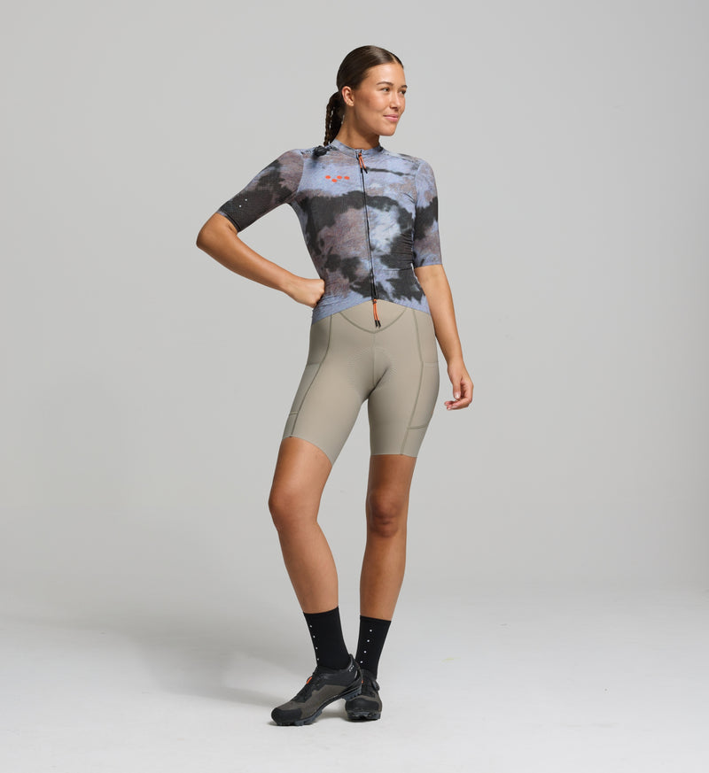 Front view of female cyclist wearing light purple SuperSYSTEM jersey – breathable woven fabric and bonded hem for comfort on long rides