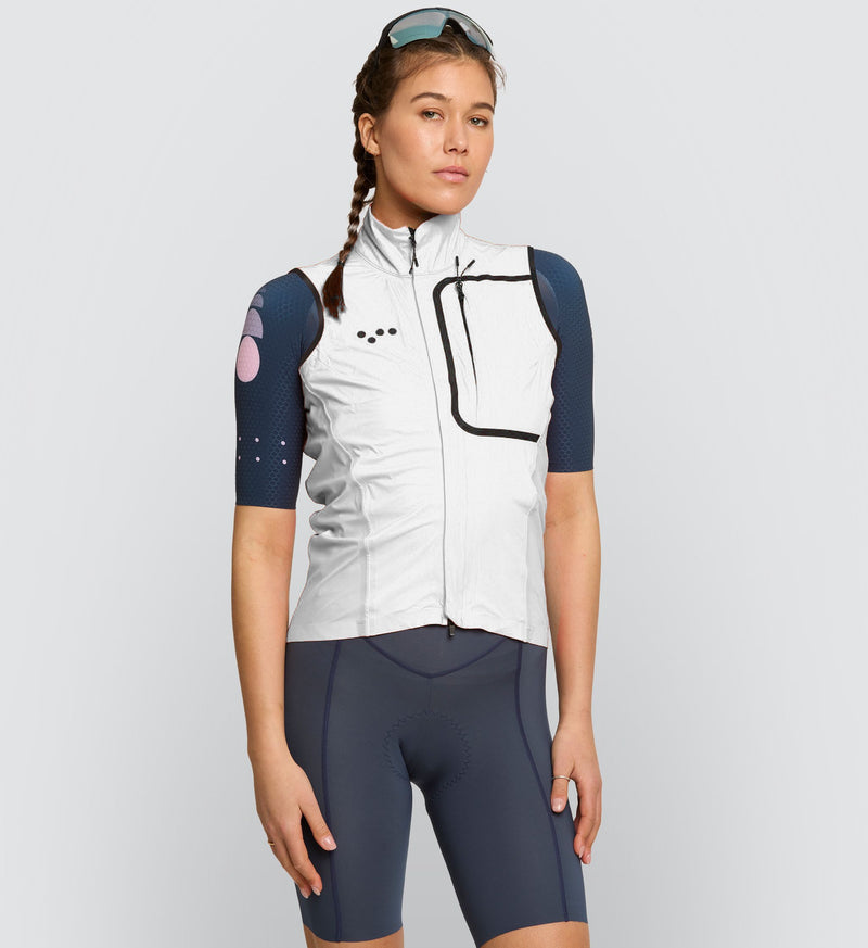 Front view of the chalk-colored Pro Women's Deflect Gilet, combining the best of wind protection and waterproof technology with a high stand collar for winter rides.
